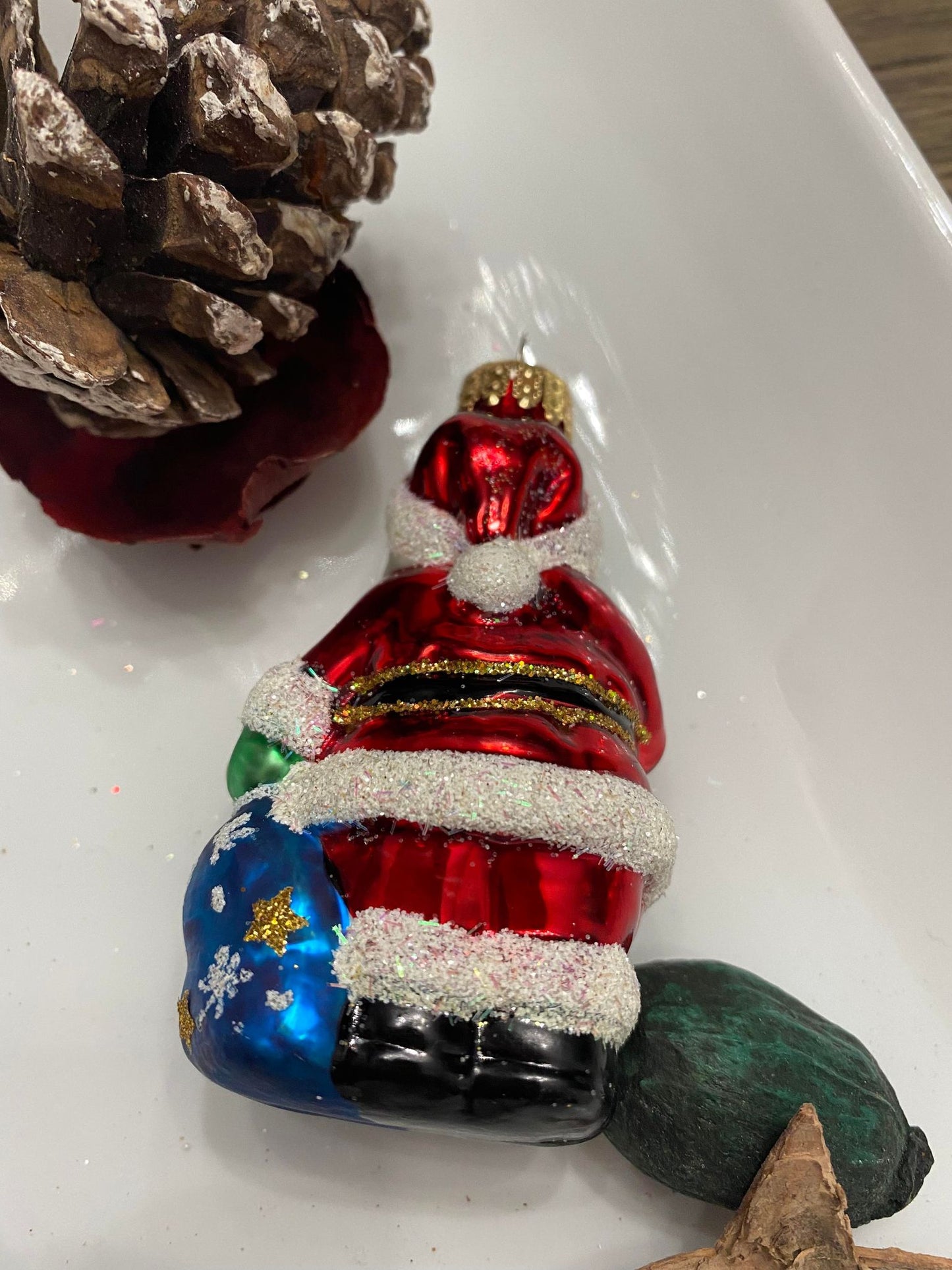 HAND PAINTED GLASS SANTA ORNAMENT 8 CM IN ACRYLIC BOX